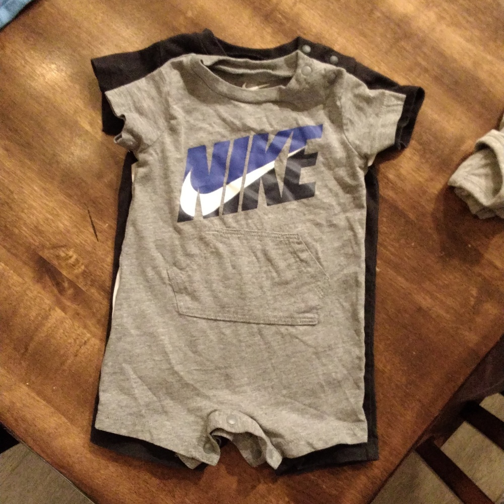 4 Pc Nike Onesie Bundle 3-6 mo - Picture 9 of 9